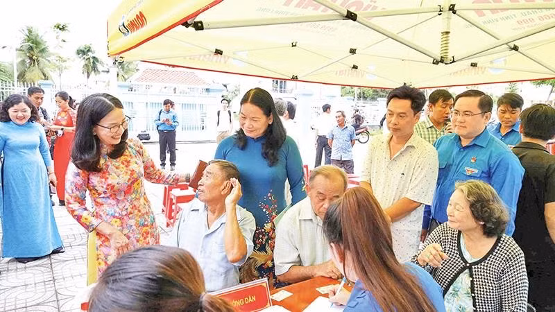 Lãnh đạo tỉnh Vĩnh Long thăm nơi khám sức khỏe toàn diện cho người dân.