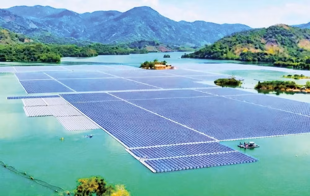 Phối cảnh lắp đặt pin mặt trời nổi trên lòng hồ thủy điện Sơn La, công suất 800 MW.