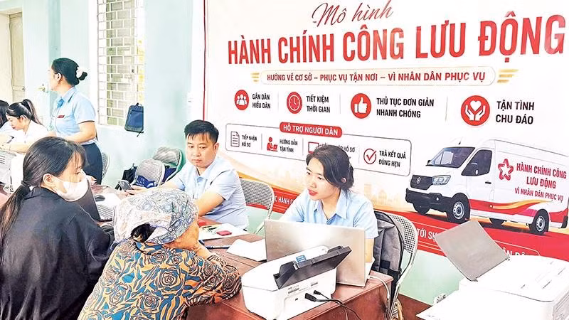 Xã Khúc Thừa Dụ (Hải Phòng) triển khai mô hình hành chính công lưu động để góp phần tháo gỡ các điểm nghẽn về chuyển đổi số (Ảnh HÀ VY)