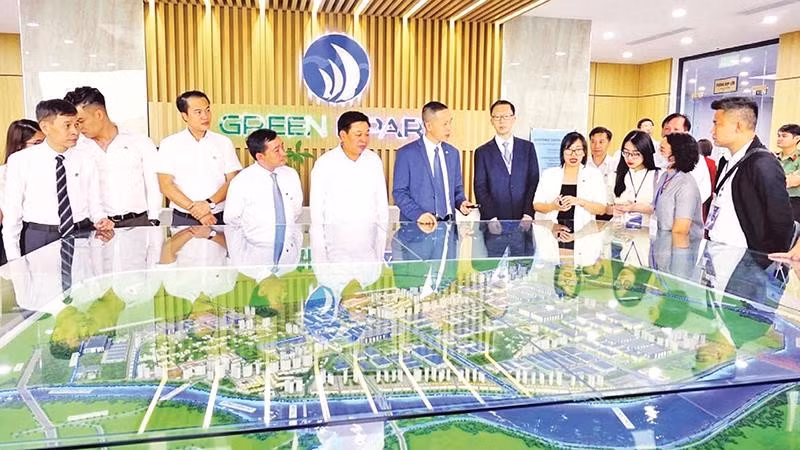 Các nhà đầu tư nước ngoài tìm hiểu cơ hội đầu tư tại Khu công nghiệp ven biển Liên Hà Thái, tỉnh Hưng Yên.