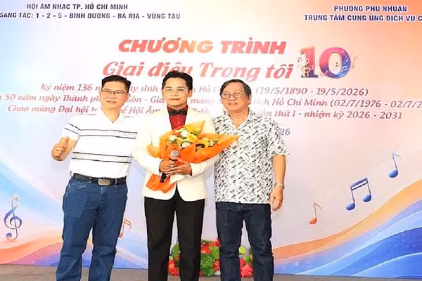 Nhạc sĩ Lê Bá Thường (bên trái) và ca sĩ Nguyễn Hân (đứng giữa) trong Chương trình âm nhạc “Giai điệu trong tôi” lần thứ 10 của Hội Âm Nhạc Thành phố Hồ Chí Minh.