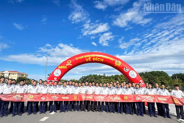 Cán bộ, chiến sĩ Vùng 4 Hải quân sôi nổi hưởng ứng hoạt động đi bộ toàn quốc "Cùng Việt Nam tiến bước" tại phường Đông Hải, tỉnh Khánh Hòa. (Ảnh: THANH HOÀNG)