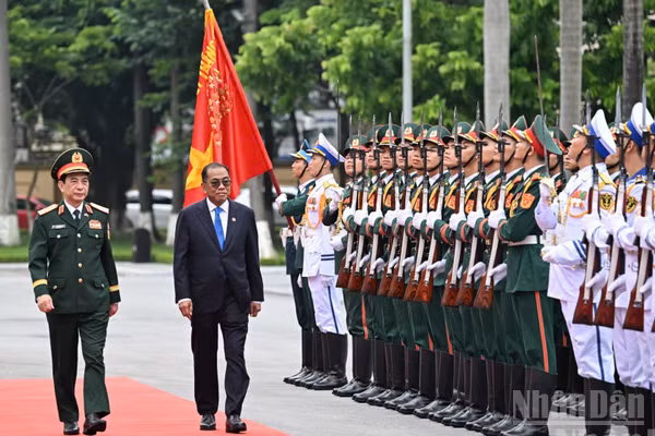 Đại tướng Phan Văn Giang, Ủy viên Bộ Chính trị, Phó Bí thư Quân ủy Trung ương, Phó Thủ tướng Chính phủ, Bộ trưởng Quốc phòng và Ngài Dato’ Seri Mohamed Khaled bin Nordin, Bộ trưởng Quốc phòng Malaysia duyệt Đội danh dự Quân đội nhân dân Việt Nam. (Ảnh: THẾ ĐẠI)