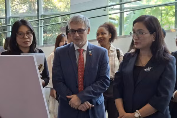 Tiến sĩ Đinh Thị Mai, Phó Chủ tịch Viện Hàn lâm Khoa học Xã hội Việt Nam, và ông Alexis Am, Đại biện lâm thời Đại sứ quán Argentina tại Việt Nam, tham quan triển lãm. (Ảnh: TUẤN ANH) 