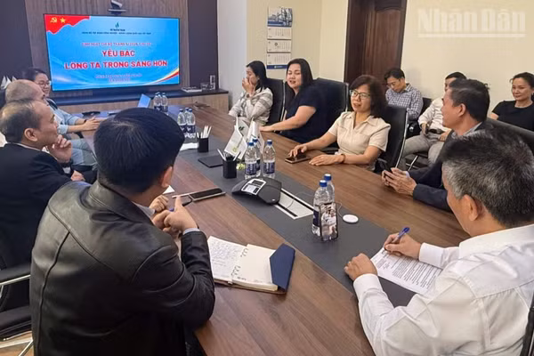 Công đoàn cơ sở thường xuyên lắng nghe, nắm bắt tâm tư để kịp thời phản ánh, đề xuất với ban lãnh đạo Rusvietpetro và Petrovietnam nhằm tối ưu hóa các quy chế, chế độ chính sách cho người lao động. (Ảnh: THÙY VÂN)