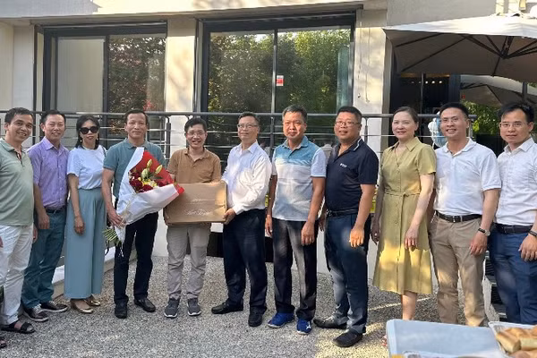 Lãnh đạo các cơ quan đại diện Việt Nam chúc mừng các phóng viên thường trú tại Pháp nhân kỷ niệm 101 năm Ngày Báo chí Cách mạng Việt Nam.