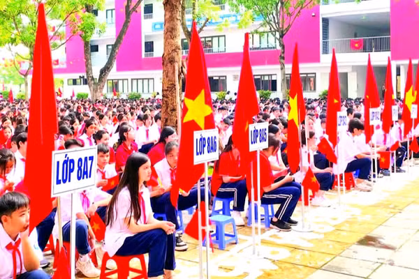 Học sinh Trường trung học cơ sở Thạch Bàn (phường Long Biên, thành phố Hà Nội) chuẩn bị cho năm học mới. (Nguồn: Báo Nhân Dân)