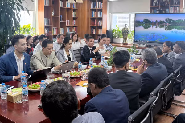 Đại diện lãnh đạo Hiệp hội Khởi nghiệp Quốc gia trao đổi với đoàn đại diện Phòng Thương mại và Công nghiệp Sri Lanka về phương hướng hợp tác trong thời gian tới. (Ảnh: HOÀNG TÂM) 