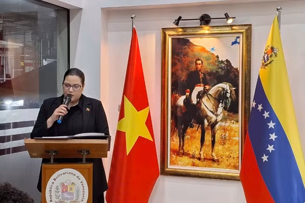 Đại biện lâm thời Venezuela tại Việt Nam Estela del Valle Quijada Suárez bày tỏ cảm kích trước sự hỗ trợ kịp thời của Đảng, Nhà nước và nhân dân Việt Nam. (Ảnh: KHẮC KIÊN)