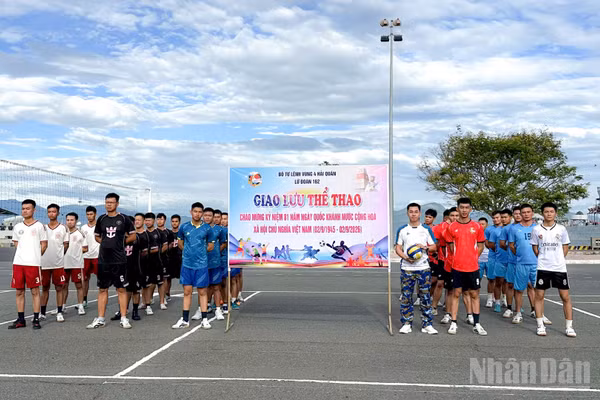 Giao lưu bóng chuyền giữa các đội tuyển trong Lữ đoàn. (Ảnh: TẤT THẮNG)
