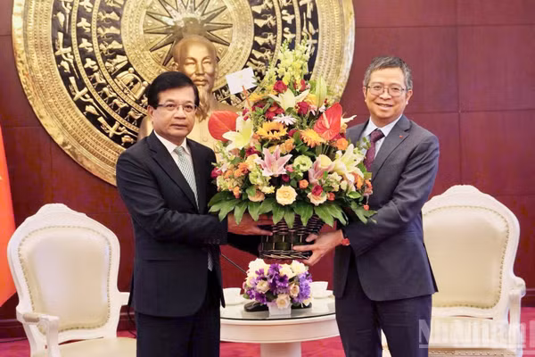 Đại sứ Lào tại Trung Quốc Somphone Sichaleun tặng hoa Đại sứ Việt Nam tại Trung Quốc Phạm Thanh Bình chúc mừng 81 năm Quốc khánh Việt Nam. (Ảnh: VI SA)