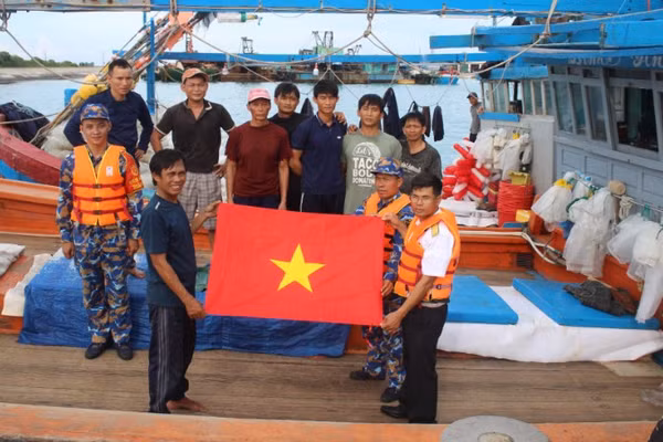 Cán bộ, chiến sĩ chằng néo phương tiện, di chuyển người và tài sản đến nơi an toàn tại các đảo.