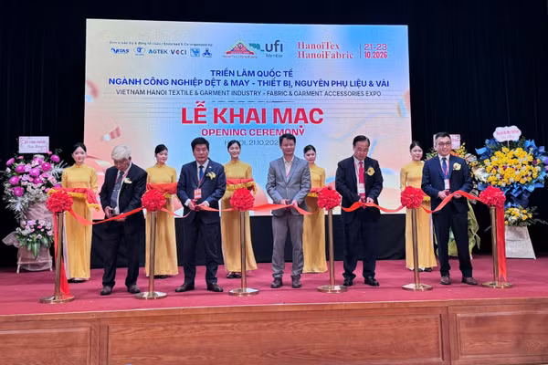 Các đại biểu cắt băng khai mạc triển lãm. (Ảnh: Ban tổ chức cung cấp)
