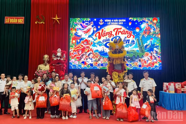 Trao quà Trung thu tặng các em thiếu nhi. (Ảnh: PHONG KHANH)