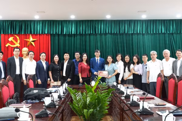 Đoàn công tác Trường đại học Khoa học xã hội và Nhân văn làm việc với Sở Văn hóa, Thể thao và Du lịch tỉnh Thanh Hóa. (Ảnh: THÙY DUNG)