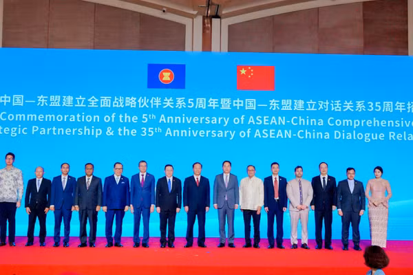 Các vị lãnh đạo, đại biểu, quan khách chụp ảnh chung tại lễ kỷ niệm. (Ảnh: BTC)