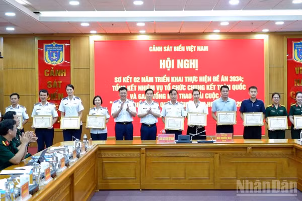 Thủ trưởng Cảnh sát biển Việt Nam khen thưởng các tập thể có thành tích xuất sắc trong tham mưu, phối hợp, tổ chức Chung kết toàn quốc và Gala tổng kết, trao giải Cuộc thi “Em yêu biển, đảo quê hương” năm học 2025-2026. (Ảnh: ĐỨC TĨNH)