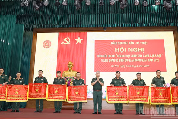 Thượng tướng Nguyễn Quang Ngọc, Ủy viên Trung ương Đảng, Thứ trưởng Quốc phòng trao Cờ của Bộ Quốc phòng tặng 9 tập thể có thành tích xuất sắc trong tham gia hội thi. (Ảnh: QUỲNH HƯƠNG)