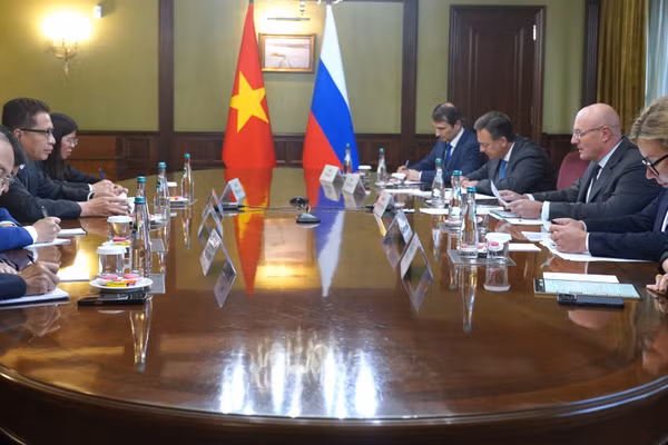 Đại sứ Đặng Minh Khôi gặp làm việc với Phó Thủ tướng Nga Dmitry Chernyshenko. (Ảnh: THANH THỂ)
