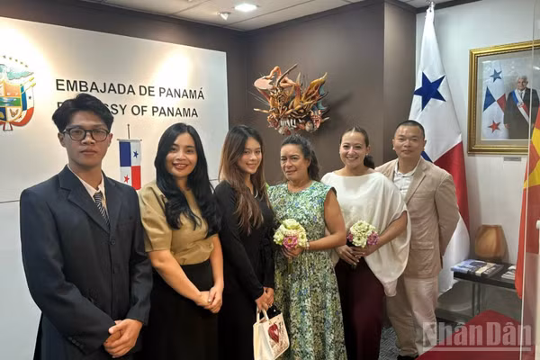 Bà Nubiela Ayala Modes, Đại sứ Đặc mệnh toàn quyền nước Cộng hòa Panama tại Việt Nam (thứ 3 từ phải sang), làm việc với các doanh nghiệp du lịch và công nghệ của Việt Nam. 