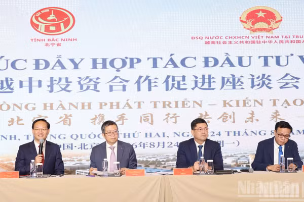 Lãnh đạo Đại sứ quán Việt Nam tại Trung Quốc và tỉnh Bắc Ninh chủ trì phiên hỏi đáp, trao đổi về chính sách thu hút đầu tư.