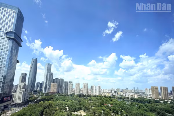Các dự án bất động sản cao tầng ở trung tâm thành phố Thẩm Dương, tỉnh Liêu Ninh, Trung Quốc. (Ảnh: HỮU HƯNG)
