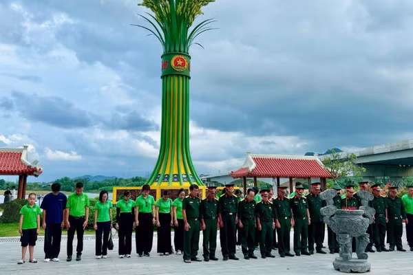 Đoàn đến dâng hương tại Khu tưởng niệm nơi hy sinh của 16 thanh niên xung phong tại Bến phà II Long Đại.