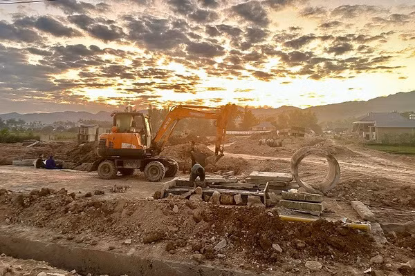 Đơn vị thi công tập trung máy móc nhân lực thi công đường động lực đoạn nối với quốc lộ 12 qua địa bàn bản Che Phai, phường Điện Biên Phủ.