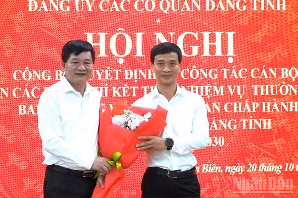 Đồng chí Lê Thành Đô, Phó Bí thư Thường trực Tỉnh ủy, Chủ tịch Hội đồng nhân dân tỉnh, Bí thư Đảng ủy Hội đồng nhân dân tỉnh, nguyên Bí thư Đảng ủy các cơ quan Đảng tỉnh tặng hoa chúc mừng đồng chí Nguyễn Văn Thắng, Bí thư Đảng ủy các cơ quan Đảng tỉnh. (Ảnh: LÊ LAN)