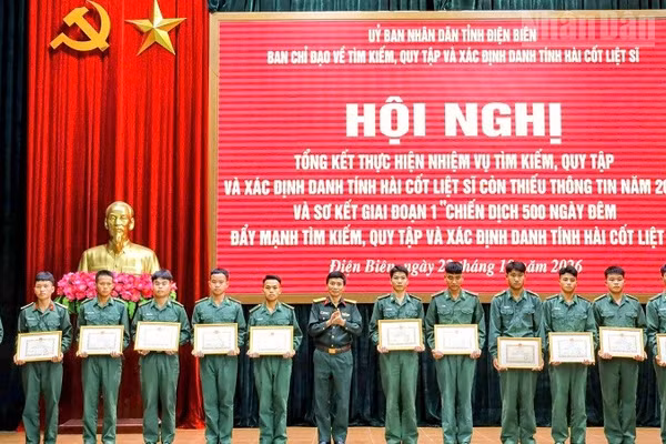 Đại tá Vương Đình Hòa, Chính ủy Bộ Chỉ huy Quân sự tỉnh Điện Biên trao Giấy khen tặng các cá nhân có thành tích xuất sắc trong thực hiện Chiến dịch. (Ảnh: LÊ LAN)