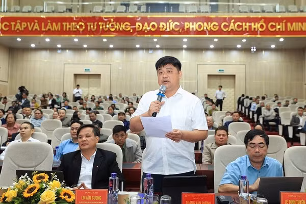 Cử tri xã Tuần Giáo, tỉnh Điện Biên gửi nhiều kiến nghị đến các ứng viên đại biểu Quốc hội khi về gặp gỡ, tiếp xúc cử tri tại địa bàn. Ảnh: NGỌC THANH