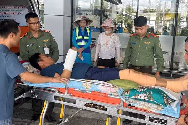 Lực lượng an ninh hàng không tại Điện Biên phối hợp vận chuyển bệnh nhân đến điểm kiểm tra. (Ảnh: LÊ LAN)