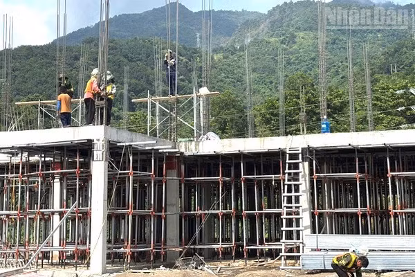 Tranh thủ thời tiết thuận lợi, nhà thầu đang tập trung nhân công đẩy nhanh tiến độ thi công Trường Phổ thông nội trú liên cấp Na Sang, xã Na Sang, tỉnh Điện Biên. (Ảnh: LÊ LAN)