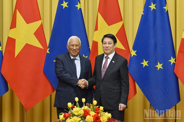 Chủ tịch nước Lương Cường hội đàm với Chủ tịch Hội đồng châu Âu Antonio Costa. (Ảnh: THỦY NGUYÊN)