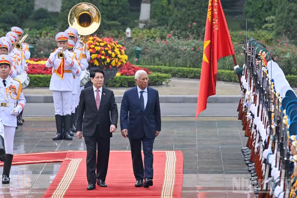 Chủ tịch nước Lương Cường và Chủ tịch Hội đồng châu Âu Antonio Costa duyệt Đội Danh dự Quân đội nhân dân Việt Nam tại lễ đón.