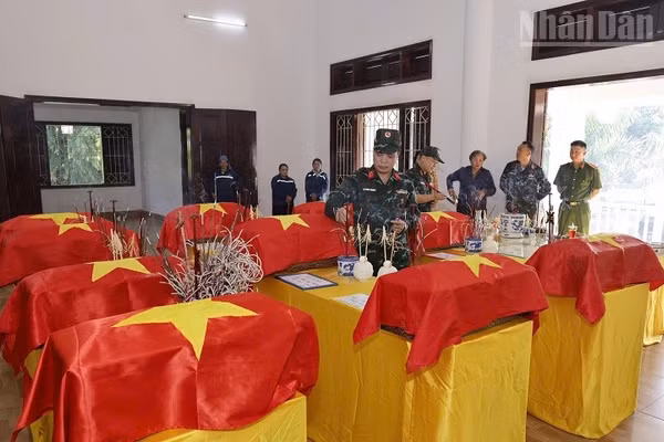 10 hài cốt liệt sĩ được Ban Chỉ đạo tìm kiếm, quy tập, xác định danh tính hài cốt liệt sĩ tỉnh Điện Biên cất bốc trong ngày 21/9 được quàn tại Nghĩa trang Liệt sĩ Tông Khao. (Ảnh: LÊ LAN)