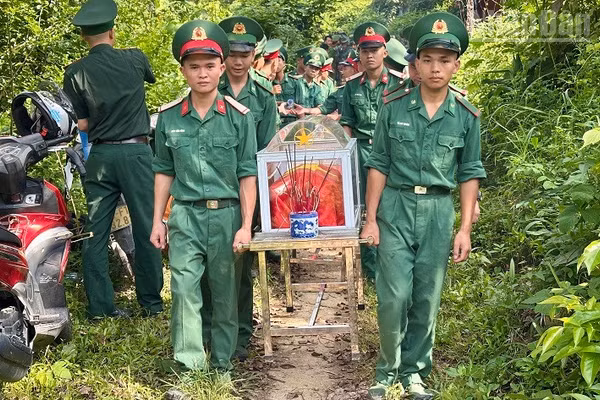 Chiến sĩ Bộ Chỉ huy Quân sự tỉnh Điện Biên di chuyển hài cốt các liệt sĩ được cất bốc từ Nghĩa trang nhân dân Him Lam, phường Điện Biên Phủ, tỉnh Điện Biên. (Ảnh: LÊ LAN)