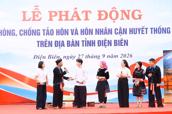 Tiểu phẩm phòng, chống tảo hôn tại lễ phát động do Trung tâm Văn hóa-Thể thao thuộc Sở Văn hóa, Thể thao và Du lịch tỉnh Điện Biên thực hiện thu hút sự quan tâm theo dõi của đông đảo nhân dân. (Ảnh: LÊ LAN)