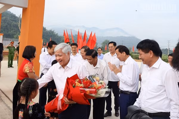 Cô và trò Trường phổ thông nội trú tiểu học-trung học cơ sở Sam Mứn vui mừng được đón đồng chí Đỗ Văn Chiến, Ủy viên Bộ Chính trị, Phó Chủ tịch Thường trực Quốc hội về thăm. (Ảnh: LÊ LAN)