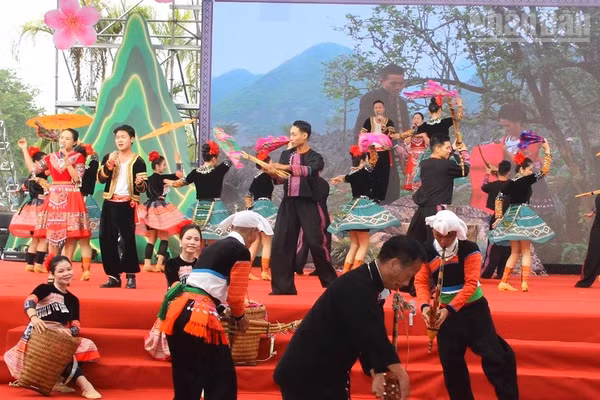 Tiết mục hát-múa "Mùa xuân về" của đoàn diễn viên, nghệ nhân tỉnh Điện Biên thực hiện. (Ảnh: LÊ LAN)