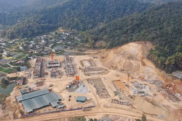 Trên công trường, các hạng mục lớp học, phòng ở của học sinh Trường liên cấp Thanh Nưa đang được thi công đồng thời, bảo đảm tiến độ và chất lượng.