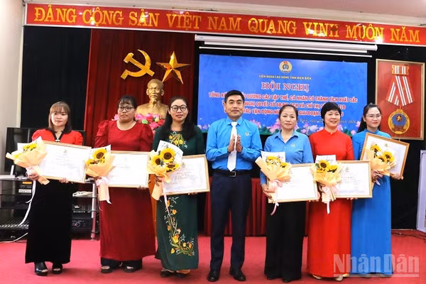 Đồng chí Tẩn Minh Long, Chủ tịch Liên đoàn Lao động tỉnh Điện Biên trao Bằng khen tặng các cá nhân có nhiều đóng góp trong vận động nữ công nhân, viên chức, lao động tham gia phong trào. (Ảnh: LÊ LAN)
