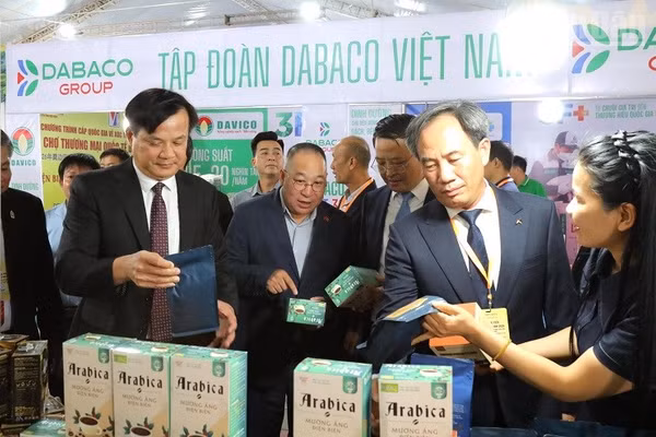 Đại biểu tham quan các gian hàng tại Hội chợ thương mại Quốc tế Điện Biên, năm 2026. (Ảnh: LÊ LAN)