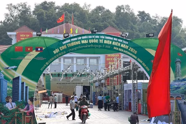 Sáng 17/10, các đơn vị, doanh nghiệp đang tập trung sắp xếp hàng hóa, sản phẩm truyền thống để sẵn sàng cho lễ khai mạc Hội chợ được tổ chức vào tối 17/10. (Ảnh: LÊ LAN)