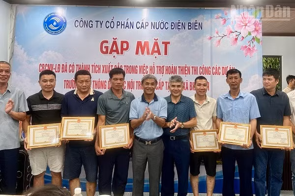 Đồng chí Nguyễn Lệ Quế (người thứ 5 từ trái sang), Chủ tịch Hội đồng Quản trị Công ty Cổ phần Cấp nước Điện Biên cùng lãnh đạo Công ty trao Giấy khen tặng các công nhân đã tích cực góp sức hoàn thành thi công 7 trường phổ thông nội trú liên cấp. (Ảnh: LÊ LAN)