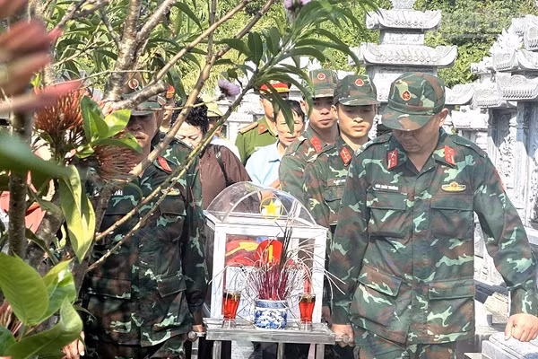 Cán bộ, chiến sĩ Bộ Chỉ huy Quân sự tỉnh Điện Biên và cán bộ, nhân dân xã Thanh Nưa, nhân dân tổ dân phố Hữu Nghị (phường Điện Biên Phủ) di chuyển linh cữu hài cốt liệt sĩ. (Ảnh: LÊ LAN)