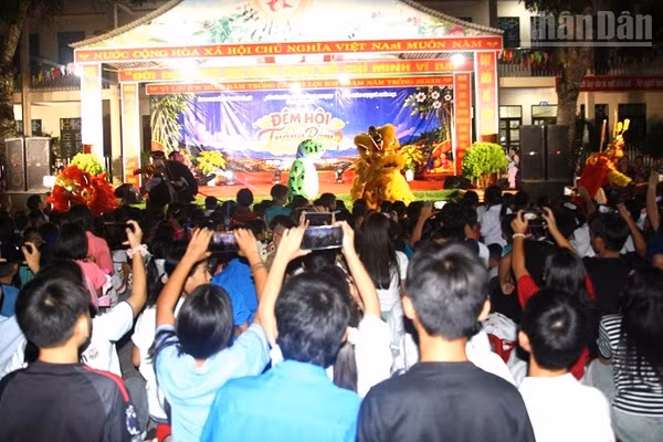 Với nhiều học sinh ở biên giới Nà Hỳ thì Tết Trung thu năm nay là lần đầu tiên được xem múa lân và liên hoan phá cỗ đón trăng rằm. (Ảnh: LÊ LAN)