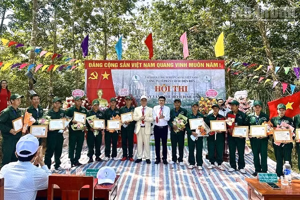 Đồng chí Nguyễn Công Tám, Chủ tịch Hội đồng quản trị và đồng chí Nguyễn Ngọc Cẩm, Tổng Giám đốc Công ty Cổ phần Cao su Điện Biên trao giấy chứng nhận cho các công nhân tham gia hội thi "Bàn tay vàng". (Ảnh: LÊ LAN)