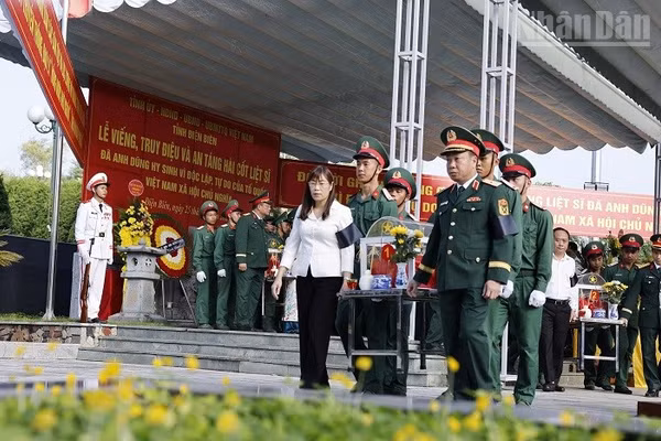Thiếu tướng Nguyễn Ngọc Ngân và đồng chí Cao Thị Tuyết Lan, Phó Chủ tịch Hội đồng nhân dân tỉnh Điện Biên cùng di chuyển linh cữu hài cốt liệt sĩ để an táng tại Nghĩa trang Liệt sĩ Tông Khao. (Ảnh: LÊ LAN)