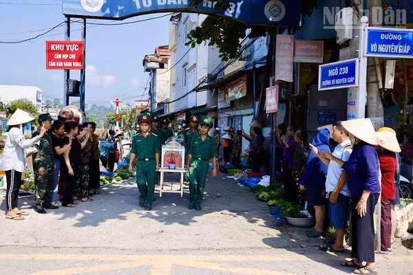 Ngày 21/9, khi nghe tin Ban Chỉ đạo "Chiến dịch 500 ngày đêm" tỉnh Điện Biên cất bốc, quy tập 10 hài cốt liệt sĩ, đông đảo nhân dân, sinh viên trên địa bàn đã chờ đón và hỗ trợ lực lượng di chuyển linh cữu hài cốt các anh về nhà quàn tại Nghĩa trang Liệt sĩ Tông Khao. (Ảnh: LÊ LAN)